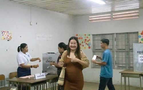 Cử tri bày tỏ niềm vui đi bầu cử.