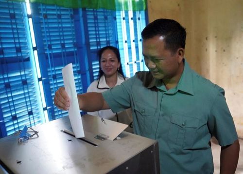 Tiến sĩ Hun Manet, con trai Thủ tướng Hun Sen, ứng cử viên Thủ tướng tương lai của Đảng Nhân dân Campuchia thực hiện nghĩa vụ công dân, sáng 23/7.