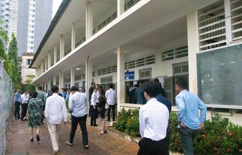 Nhiều cử tri đến trước giờ bỏ phiếu.