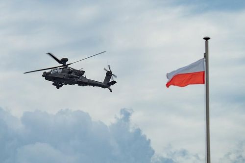 Chính quyền Warsaw thông báo họ đã quyết định mua 96 máy bay trực thăng tấn công AH-64 Apache phiên bản tối tân nhất từ Hoa Kỳ. Thông tin này được Bộ trưởng Bộ Quốc phòng Ba Lan Mariusz Blasak công bố.