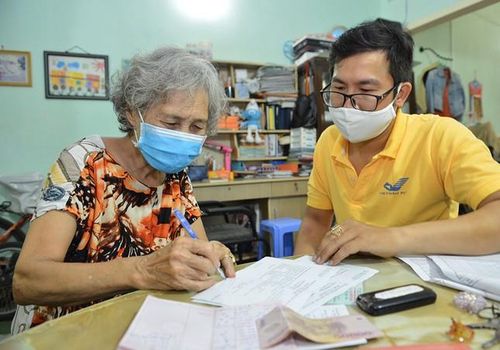 Ngày trả lương hưu, trợ cấp hằng tháng của tháng 8 sẽ lùi từ ngày mùng năm sang ngày 14 để chi trả theo mức lương hưu mới tăng từ tháng 7 (Ảnh minh họa).