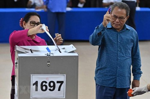 Cử tri Campuchia bỏ phiếu tại một địa điểm bầu cử ở tỉnh Kadal, ngày 23/7/2023. (Ảnh: AFP/TTXVN)