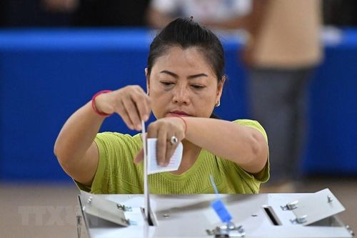 Cử tri Campuchia bỏ phiếu tại một địa điểm bầu cử ở tỉnh Kandal, ngày 23/7. (Ảnh: AFP/TTXVN)