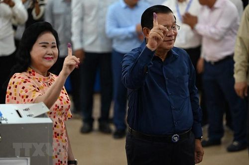 Chủ tịch CPP, Thủ tướng Chính phủ Hoàng gia Campuchia Samdech Techo Hun Sen và phu nhân bỏ phiếu tại một địa điểm bầu cử ở tỉnh Kandal. (Ảnh: AFP/TTXVN)