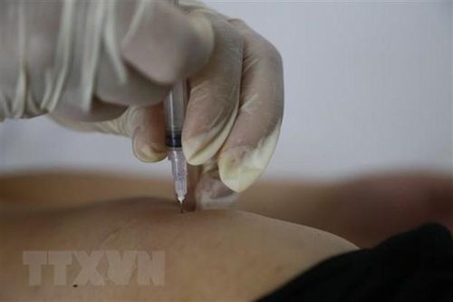 Tiêm vaccine COVID-19 cho người dân. (Ảnh: Nam Sương/TTXVN)