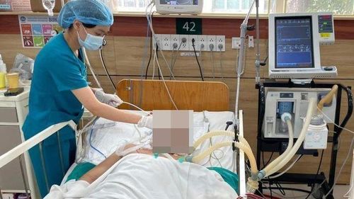 Bệnh nhân phải nằm thở máy (Ảnh: N.D)