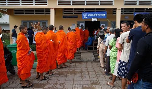 Các nhà sư và người dân Campuchia xếp hàng đi bỏ phiếu ngày 23/7. Ảnh: Khmer Times