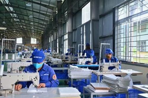 Hoạt động sản xuất tại Công ty TNHH Một thành viên Điện cơ hóa chất 15.