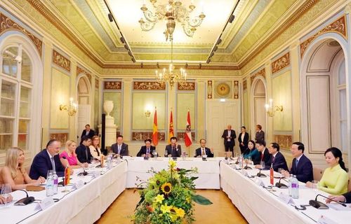 Chủ tịch nước Võ Văn Thưởng và Phu nhân gặp ông Hans Peter Doskozil, Thủ hiến bang Burgenland (Áo) và Phu nhân Ảnh: TTXVN