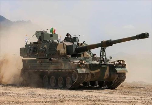 Vào cuối tháng 4/2023, Bộ Quốc phòng Romania đã gửi một yêu cầu tới quốc hội nhằm tìm kiếm sự chấp thuận cho một số chương trình, bao gồm cả việc mua pháo tự hành 155 mm.