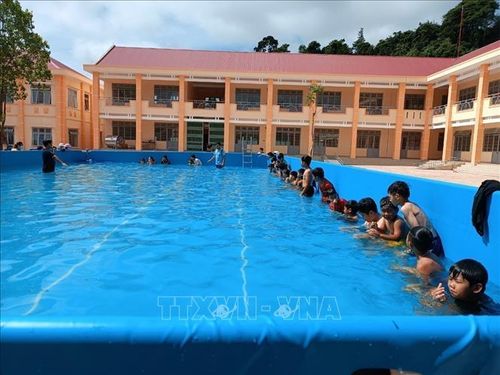 Dạy bơi cho các em học sinh. Ảnh: TTXVN phát
