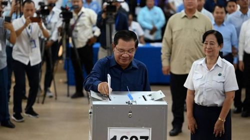 Thủ tướng Campuchia Hun Sen đi bỏ phiếu bầu cử ngày 23/7.