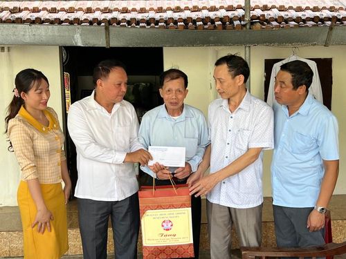 Cán bộ huyện Hưng Nguyên tặng quà thương binh Dương Văn Thìn nhân ngày Thương binh- Liệt sỹ 27/7. Ảnh: Thanh Nga