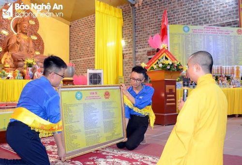 Đọc văn tế các Anh hùng liệt sỹ, các nhà báo đã hy sinh trong các cuộc chiến tranh giữ nước trong Đại lễ cầu siêu tại chùa Da, TP Vinh năm 2020. Ảnh tư liệu: Thành Chung