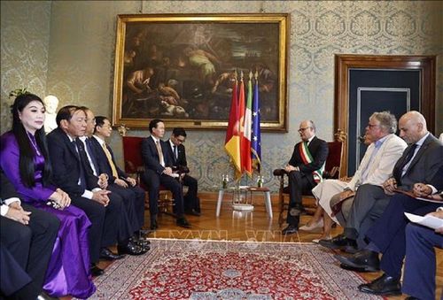 Chủ tịch nước Võ Văn Thưởng gặp Thị trưởng TP. Rome Roberto Gualtieri. Ảnh: TTXVN.