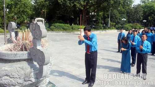 Các đại biểu dâng hương tại tượng đài đồng chí Hoàng Văn Thụ