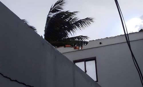 Mái nhà bị tốc
