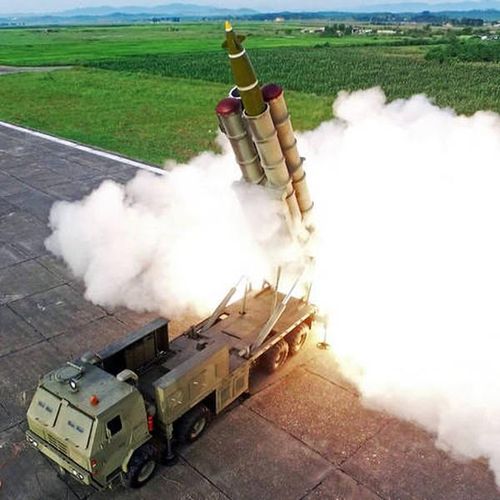 Ngoài KN-09, Triều Tiên còn có tổ hợp MLRS "cỡ nòng siêu lớn" 600 mm với tên định danh KN-25. Hệ thống này thực chất không thua kém gì tên lửa đạn đạo chiến thuật.