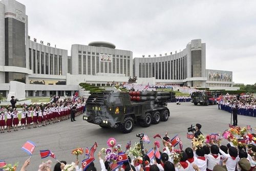 Báo chí Nga gần đây đặc biệt chú ý tới hệ thống pháo phản lực phóng loạt (MLRS) KN-09 cỡ nòng 300 mm của Triều Tiên, có khả năng bắn trúng mục tiêu cách xa 220 km với đầu đạn nặng 190 kg.
