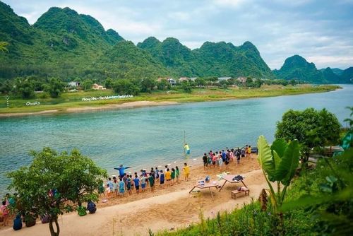 Công ty Oxalis phối hợp với UBND thị trấn Phong Nha dạy bơi cho học sinh miền núi thuộc huyện Bố Trạch (Quảng Bình). Ảnh: Oxalis