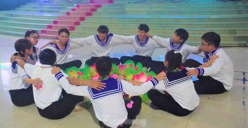 Các em được huấn luyện các bài học trong Hải quân và trang bị nhiều kỹ năng sống