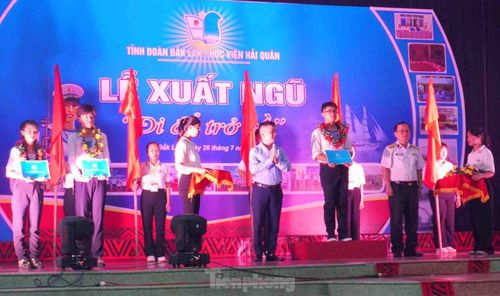 Các chiến sĩ có thành tích xuất sắc được vinh danh