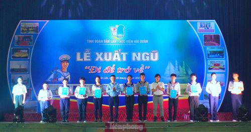 Ban tổ chức vinh danh các chiến sĩ xuất sắc
