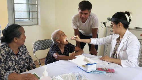 Bác sĩ Bệnh viện A Thái Nguyên khám bệnh, tư vấn sức khỏe cho người cao tuổi tại xã Tân Quang.