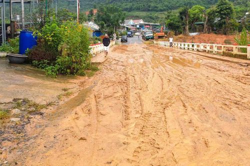 Quốc lộ 55 nối Lâm Đồng và Bình Thuận đất sạt lở, lầy lội, gây ách tắc giao thông.