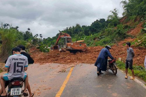Cơ quan chức năng tỉnh Lâm Đồng đã huy động phương tiện giải phóng khối đất đá.