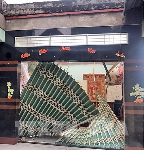 Theo thống kê chưa đầy đủ, chỉ trong rạng sáng ngày 30/7, toàn tỉnh Cà Mau đã có 170 căn nhà bị thiệt hại do dông lốc. Ảnh: TTXVN phát