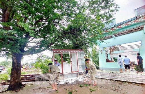 Rạng sáng ngày 30/7, trên địa bàn huyện U Minh xuất hiện mưa lớn kèm theo dông lốc gây sập, tốc mái 89 nhà dân. Ảnh: TTXVN phát
