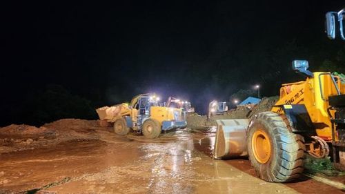 Nhiều máy móc được điều động tới hiện trường tham gia tìm kiếm các nạn nhân.
