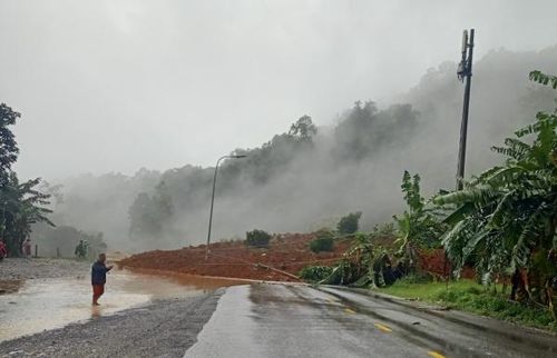Nhiều đoạn trên đèo Bảo Lộc bị sạt lở nghiêm trọng.