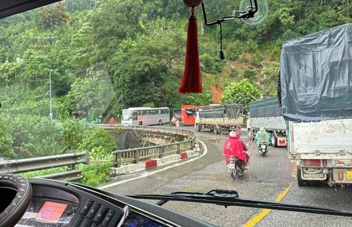 Nhiều xe phải quay đầu không thể di chuyển tiếp trên đèo Bảo Lộc.