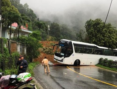 Sạt lở nghiêm trọng tại Trạm CSGT đèo Bảo Lộc chiều 30/7