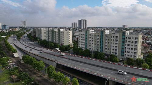 Cầu vượt tại nút giao đầu Quốc lộ 5, phường Thượng Thanh, quận Long Biên, TP Hà Nội. Ảnh: TUẤN HUY