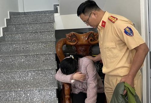 CBCS Phòng CSGT Công an tỉnh Lâm Đồng động viên thân nhân Thượng úy Lê Quang Thành.