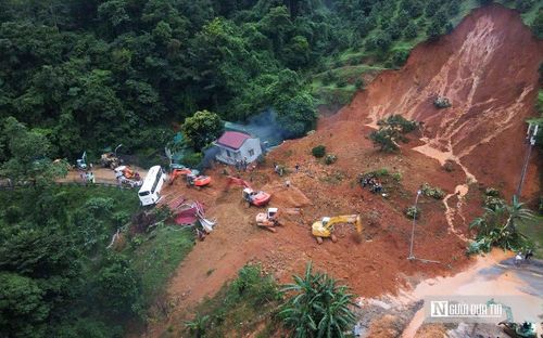 Thi thể của 4 nạn nhân bị vùi lấp trong vụ sạt lở đất xảy ra trên đèo Bảo Lộc đã được lực lượng chức năng tỉnh Lâm Đồng tìm thấy và đưa ngay ra khỏi hiện trường sạt lở đất.
