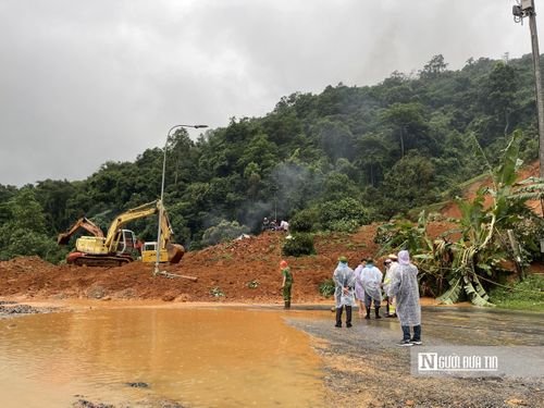 Trong khi các chiến sĩ thực hiện nhiệm vụ tuần tra, phân luồng giao thông và tham gia khắc phục các điểm sạt lở nhằm đảm bảo an toàn giao thông trở về chốt thì gặp nạn.