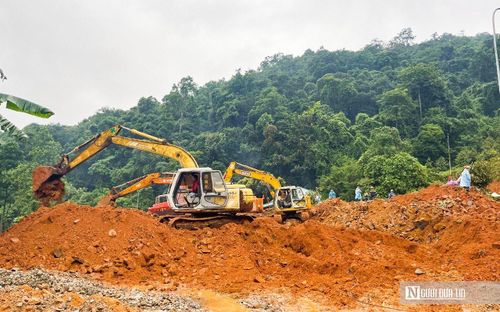 Vụ sạt lở bất ngờ xảy ra vào khoảng 14h30 phút chiều 30/7, tại km103+100 trên QL20 khiến 3 chiến sĩ CSGT của Trạm CSGT Mađaguôi (thuộc Phòng CSGT Công an tỉnh Lâm Đồng đóng trên địa bàn huyện Đạ Huoai) gồm thiếu tá Nguyễn Khắc Thường (SN 1981), thượng úy Lê Ánh Sáng (SN 1990), thượng úy Lê Quang Thành (SN 1977) và một người dân bị vùi lấp.