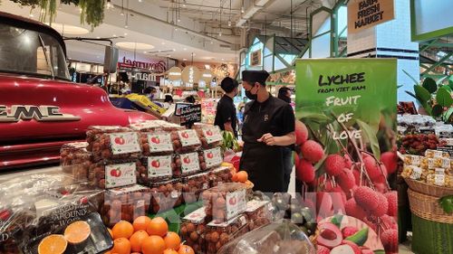 Vải thiều tươi Bắc Giang tại Trung tâm thương mại Siam Paragon. Ảnh: Đỗ Sinh - P/v TTXVN tại Bangkok