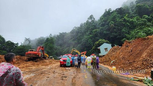 Các lực lượng nỗ lực giải phóng hiện trường vụ sạt lở đất trên đèo Bảo Lộc. Ảnh: Báo Lâm Đồng