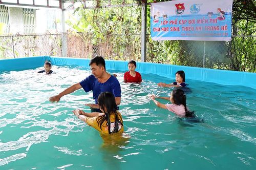 Giáo viên hướng dẫn kỹ thuật bơi cho trẻ