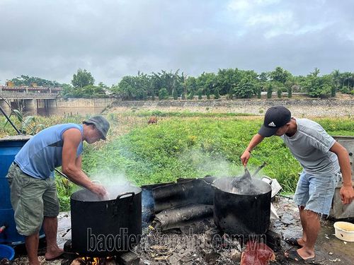 Không khó để bắt gặp hình ảnh người giết mổ dùng chung một chậu nước sôi để nhúng hàng chục con gà, vịt tại các điểm giết mổ gia cầm.