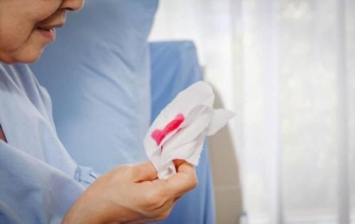 Một người bị ung thư phổi có thể ho ra máu nếu khối u đã làm tổn thương các mạch máu xung quanh.