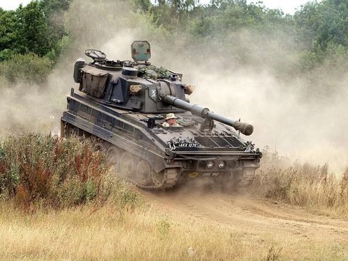Bên cạnh đó theo trang Rossiyskaya Gazeta (dự án Vũ khí Nga), có khả năng các tổ hợp pháo tự hành L109 Abbot (FV433) đã ngừng hoạt động cách đây 28 năm sẽ được Ukraine đặt mua.