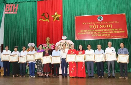 Đồng chí Đầu Thanh Tùng, Phó Chủ tịch UBND tỉnh trao Bằng khen của Chủ tịch UBND tỉnh cho các cá nhân có thành tích xuất sắc trong phong trào thi đua “NCT làm kinh tế giỏi”, giai đoạn 2018 - 2023.