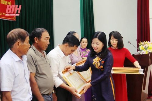 Đồng chí Phạm Thị Thanh Thủy, Trưởng Ban Dân vận Tỉnh ủy, Chủ tịch Ủy ban MTTQ tỉnh trao Bằng khen của Chủ tịch UBND tỉnh cho các cá nhân có thành tích xuất sắc trong phong trào thi đua “NCT làm kinh tế giỏi”, giai đoạn 2018 - 2023.
