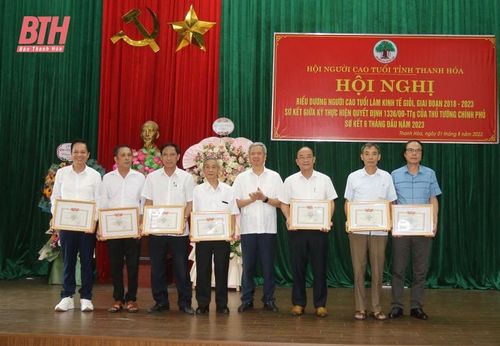 Đồng chí Phan Văn Hùng, Phó Chủ tịch Trung ương Hội NCT Việt Nam trao Giấy chứng nhận của Trung ương Hội NCT Việt Nam cho 7 cá nhân đạt danh hiệu “NCT làm kinh tế giỏi” cấp toàn quốc giai đoạn 2018 - 2023.